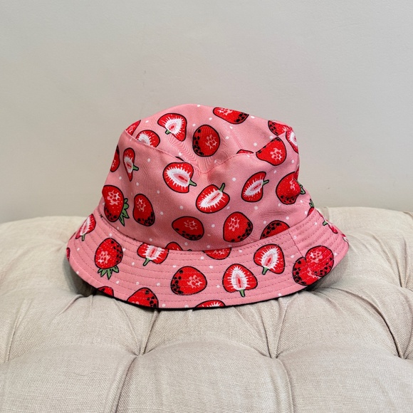 BUCKET HAT - STRAWBERRY DESIGN - Medium - Picture 1 of 4